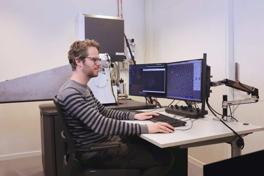 FAST-EM multibeam scanning electron microscope